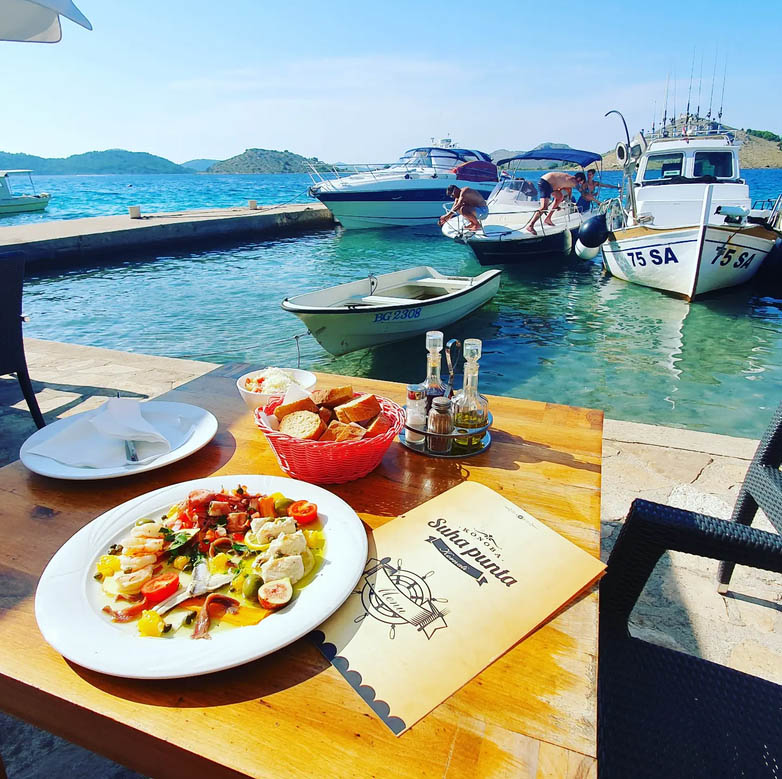 Ambijent restorana Suha Punta - Nacionalni park Kornati, svježa riba i ručak